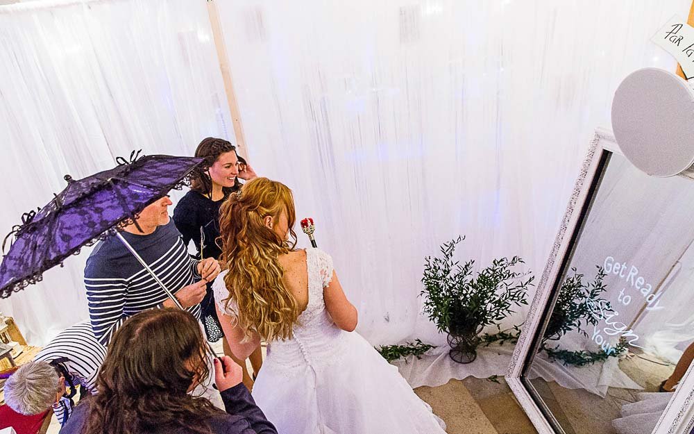 Location Photobooth Marseille : Vivez l'expérience unique du Miroir Magic pour votre événement 1 Miroir Marseille