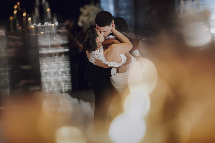 https://www.miroirmagic.fr/ 3 La danse des mariés, immortalisée dans une atmosphère féérique par un photographe de mariage. Un moment unique rempli d’amour et d’émotion