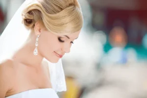 3 Coiffure de mariée élégante avec un chignon bas raffiné, mèches lisses et volume naturel, idéale pour un mariage chic et romantique